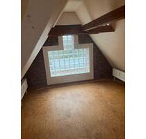 Kellinghusen zentral 2 Zimmer, hell und groß im 2. OG