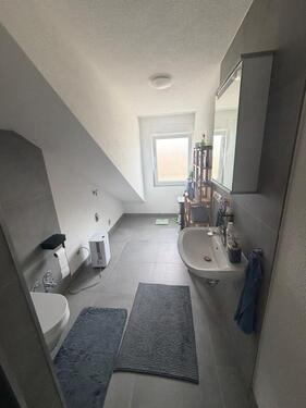 Foto - Sanierte 2,5-Zimmer-Dachgeschosswohnung (ca. 67 m²) zu vermieten