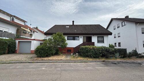 Foto - Freistehendes Einfamilienhaus mit großem Garten und Garage