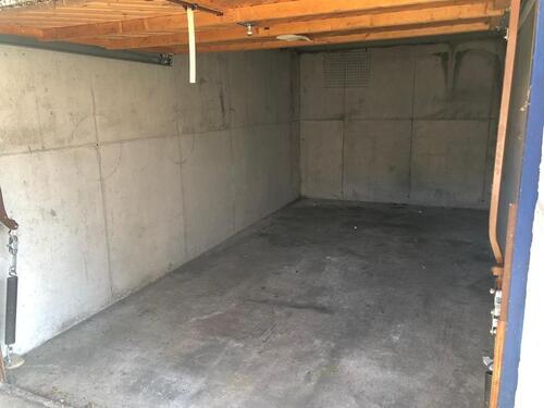 Foto - abschließbare Einzelgarage im Innenhof eines Zweifamilienhauses