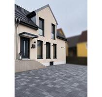 Neuwertige DHH Bj. 2022 | 166 m² | FBH inkl. Keller - Werneck