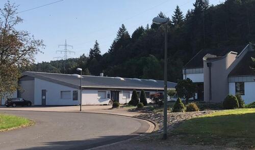 Foto - Gewerbehalle und Zweifamilienhaus