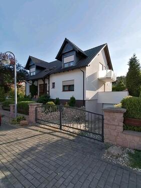 Foto - Einfamilienhaus mit Einliegerwohnung und Keller