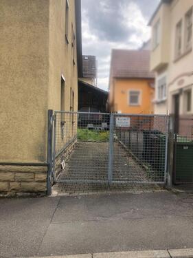 Foto - Pkw-Stellplatz mit Tor zu vermieten