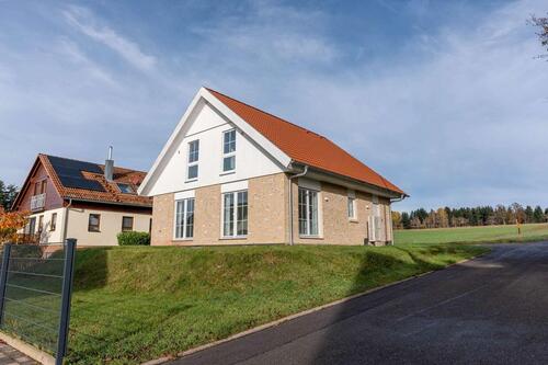 Foto - Ihr Traum vom modernen Wohnen in idyllischer Feldrandlage – exklusives Einfamilienhaus in Agenbach