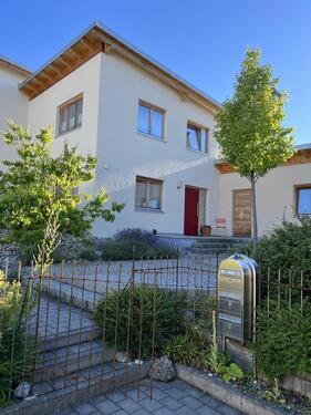 Foto - Attraktive, lichtdurchflutete Maisonette (DHH) mit Garten – bezugsfertig, in ruhiger Lage