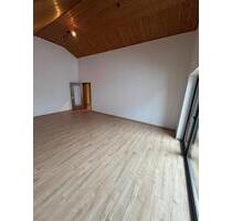 3-Zimmer-DG-Wohnung mit voll überdachter Dachterrasse – ab sofort - Heusenstamm