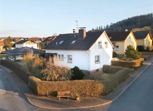 Foto - Kernsaniertes Zweifamilienhaus in Bischhausen