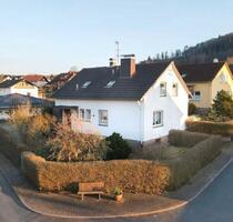 Kernsaniertes Zweifamilienhaus in Bischhausen - Waldkappel