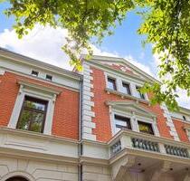 5-Zimmer-Wohnung im ersten Obergeschoss einer herrschaftlich sanierten Jugendstilvilla mit Balkon - Augsburg Innenstadt