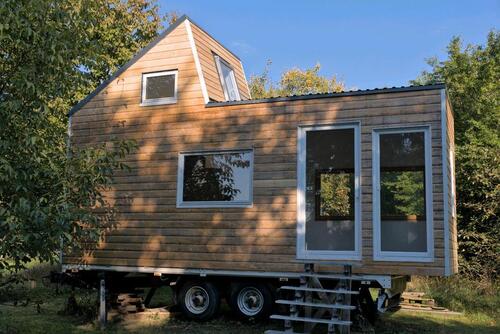 Foto - tiny house mit extra großer Schlafebene