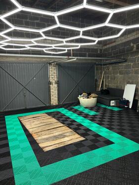 Foto - Halle, Garage mit Grube und hohen Decken zum Schrauben