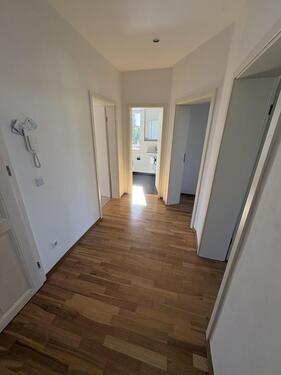 Foto - Modernisierte 2-Zimmer-Wohnung mit großem Balkon und eigenem Stellplatz