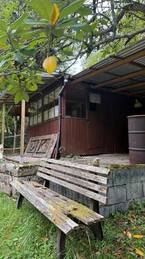 Foto - Garten Grundstück mit Zaun großer Hütte WC und Bach