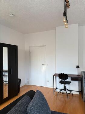 Foto - möbliertes WG-Zimmer Dachgeschosswohnung Frauen-WG Steglitz