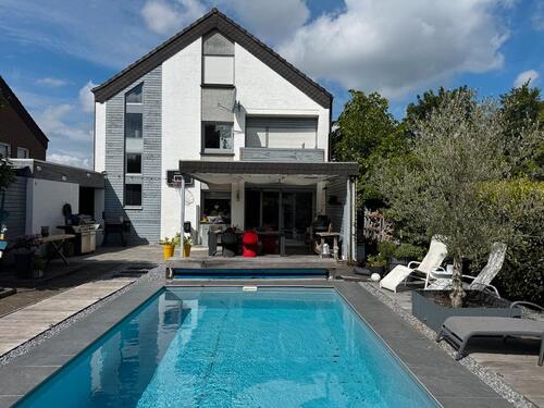 Foto - Großzügiges EFH (2FH) in ruhiger und beliebter Lage mit Pool