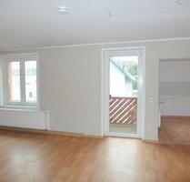 Schöne 2,5-Zimmer-Wohnung mit Balkon, Laminatboden & Bad mit Badewanne und Dusche - Riesa Neuweida