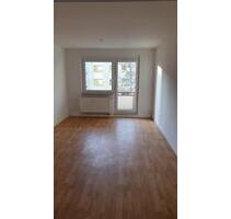 Nur 50% der Kaltmiete für ein halbes Jahr zahlen! 2 Zimmer, Balkon, Tageslichtbad mit Wanne - Döbeln