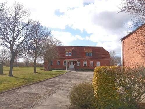 Foto - Helle 2,5-Zimmer-Wohnung (DG) + PKW-Stellplatz in ruhiger Lage