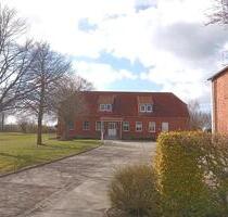 Helle 2,5-Zimmer-Wohnung (DG) + PKW-Stellplatz in ruhiger Lage - Goldberg