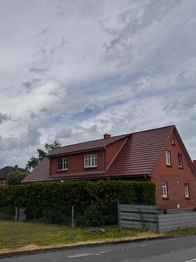Foto - Freistehendes Zweifamilienhaus mit Klinkerfassade, Garagen