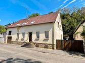 Foto - Großes Einfamilienhaus mit Nebengebäuden Innenhof und Garten