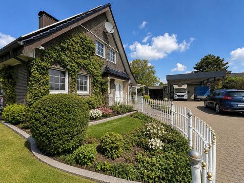 Foto - Auf 3200 QM -Freistehendes Einfamilienhaus mit Hallen, Garage, Carports