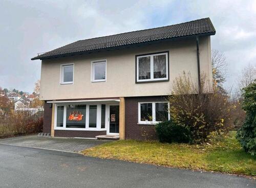 Foto - Haus in grüner Lage mit Gewerbefläche