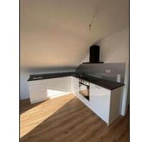 Renovierte 2-Zimmer-Wohnung mit 89 m², Einbauküche, Gäste-WC und Garage in Grabenstetten