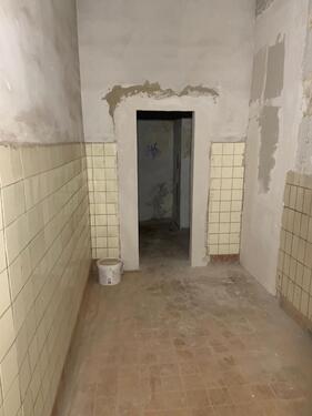 Foto - Lagerraum im 1.OG Stahltür Strom Fliesenboden