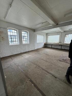 Foto - TEILBARE FLÄCHE - SANIERBAR AUF WUNSCH -HALLE LAGERHALLE GEWERBEFLÄCHE UMBAUBAU HERDECKE ZENTRAL