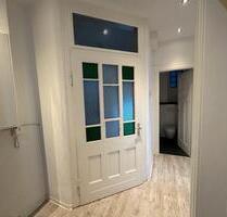 Altbaucharme: Geräumige, möblierte 2 Zimmer-Wohnung mit Küche - Stuttgart Bad Cannstatt