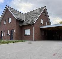IMMOBILIEN GUMNIOR präsentiert *provisionsfrei*: Moderne Doppelhaushälfte in Emsbüren mit Garten und Carport