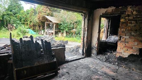 Foto - Schöner Garten in Wassernähe mit Brandobjekt