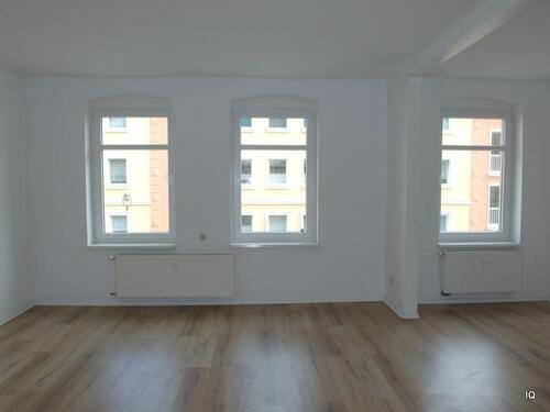 Foto - Ab sofort zu haben: Singlewohnung mit Balkon (Hofseite), sep. Küche, Laminatboden & Badewanne