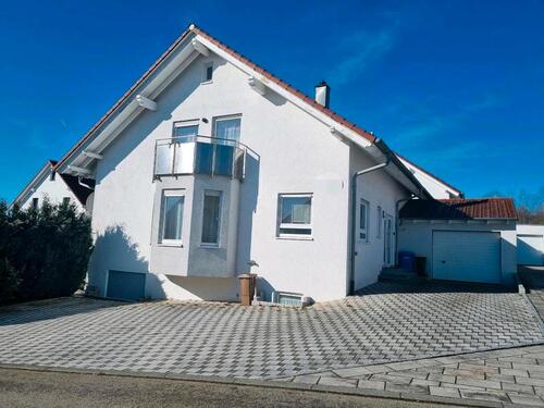 Foto - Großes freistehendes Einfamilienhaus 3 Wohneinheiten