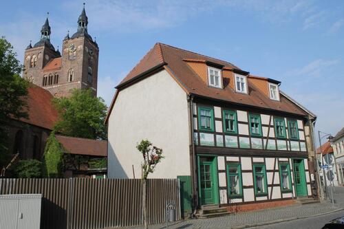 Foto - Die sehr attraktive und teilmöblierte 2-Zimmer-Wohnung ist ausgestattet mit Küchen- und Badmöbel und befindet sich in einer schöner Lage im Stadtzentrum von Seehausen unweit des Alands im...