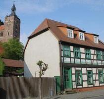 Die sehr attraktive und teilmöblierte 2-Zimmer-Wohnung ist ausgestattet mit Küchen- und Badmöbel und befindet sich in einer schöner Lage im Stadtzentrum von Seehausen unweit des Alands im... - Seehausen (Altmark)