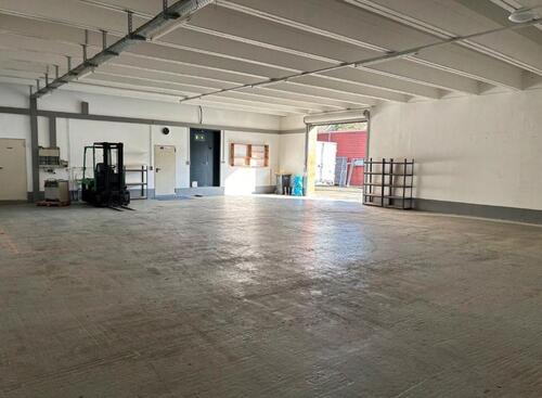 Foto - Große Lagerhalle mit Rolltor & Büro, Küche und Bad