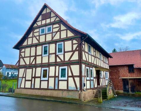 Foto - Historisches Fachwerkgehöft mit großer Scheune und Nebengebäuden