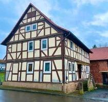 Historisches Fachwerkgehöft mit großer Scheune und Nebengebäuden - Niederaula