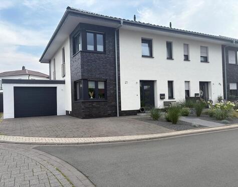 Foto - 147 m² DHH mit hohen Wohnkomfort, modernem Garten und Garage