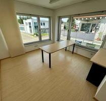 Helles Büro im Industriegebiet Frickenhausen