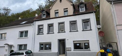 Foto - Mehrfamilienhaus und Nebengebäude
