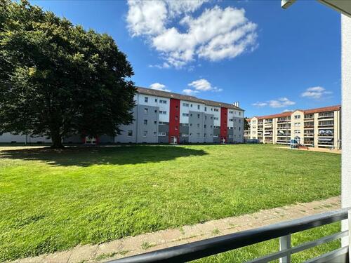 Foto - Großzügig geschnittene 2,5-Zi.-Wohnung im Erdgeschoss mit Balkon!