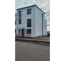 Neubau Reihenendhaus mit Dachterrasse in Messel - Erstbezug