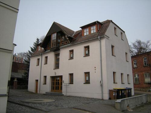 Foto - freistehendes, zweigeschossiges Wohn- und Geschäftshaus
