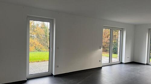 Foto - Neubau Doppelhaushälfte mit Garage und Ausblick in die Natur in B