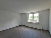 Foto - Anfragen NUR per E-Mail. Renovierte 61 qm Haustierfreundliche 3-Raum Wohnung im 1-OG (Offener Wohnküche und 2 Schlafzimmer)