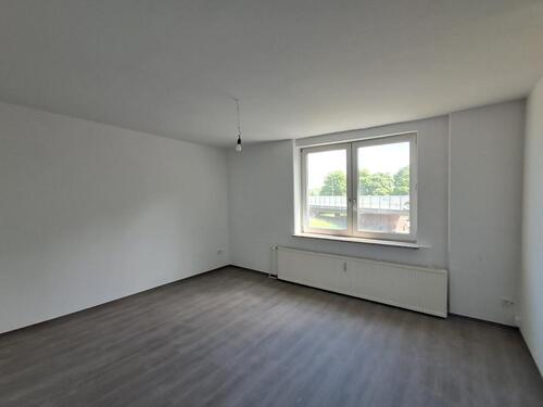 Foto - Anfragen NUR per E-Mail. Renovierte 61 qm Haustierfreundliche 3-Raum Wohnung im 1-OG (Offener Wohnküche und 2 Schlafzimmer)
